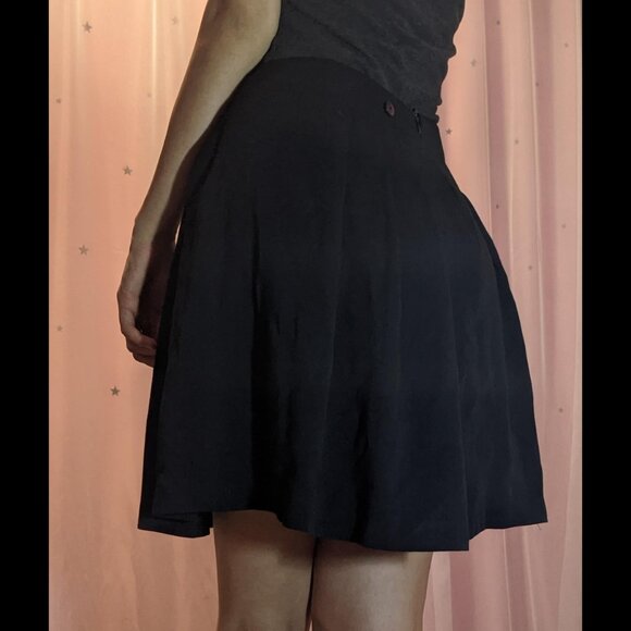 Button-Detail Black Pleated Skirt - Picture 9 of 9